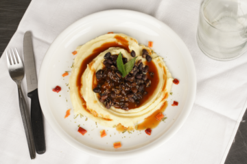 Kartoffelpüree mit brauner Sauce und schwarzen Bohnen 25 Portionen - Kartoffelpüree mit Roten Kidneybohnen und Rotem Paprika, in Brauner Sauce