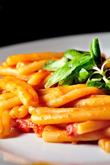 35 servings - Macaroni with tomato sauce