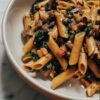 UrDinkel-Penne mit Lauch 40 Portionen - UrDinkel-Penne mit Spinat und Champignons an Jägersauce