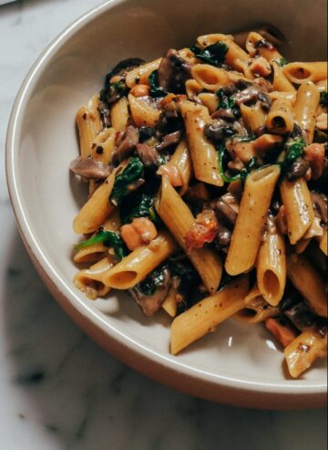 40 servings - Spelt Penne with spinach and mushrooms in a mushroom sauce