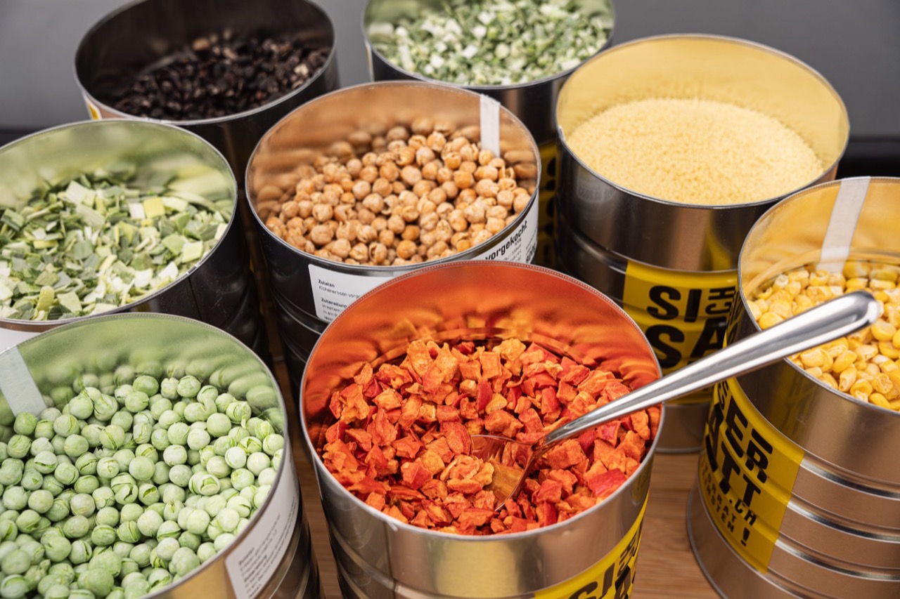 Opened SicherSatt cans with long-life food